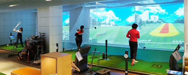 BUZZ GOLF THE LESSON STUDIOのシミュレーションゴルフ打席