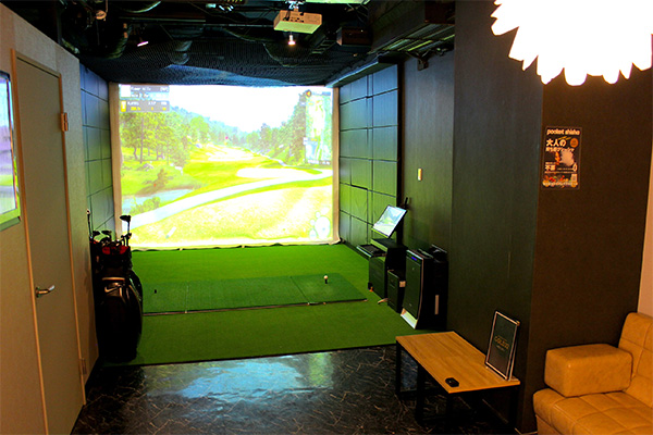 シミュレーションゴルフバー GOLD32のシミュレーションゴルフ打席