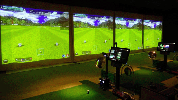 コナミスポーツクラブ府中のシミュレーションゴルフ打席