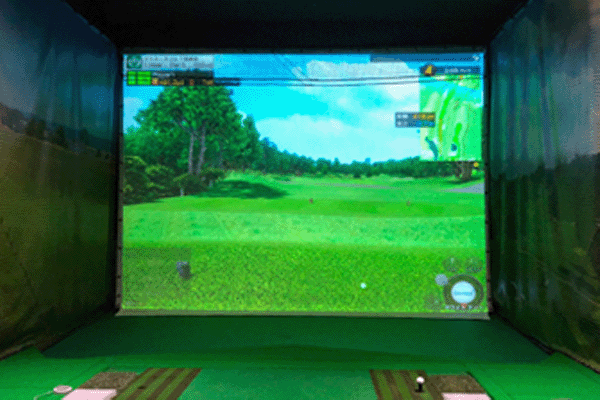 スポーツクラブNAS高尾店のシミュレーションゴルフ打席