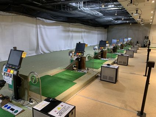 コナミスポーツクラブ都賀のシミュレーションゴルフ打席